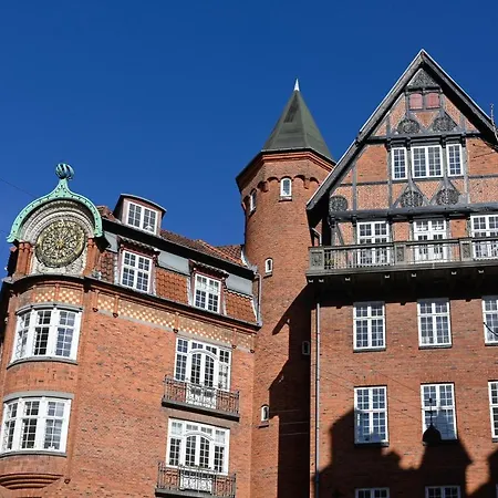 Cozy 2-Bedroom Apartment In The Building From 1710 In The Center Of Copenhagen شقة